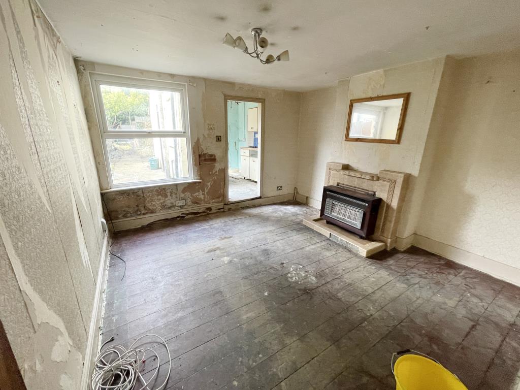 Lot: 120 - TERRACED HOUSE FOR IMPROVEMENT - inside image of room 2